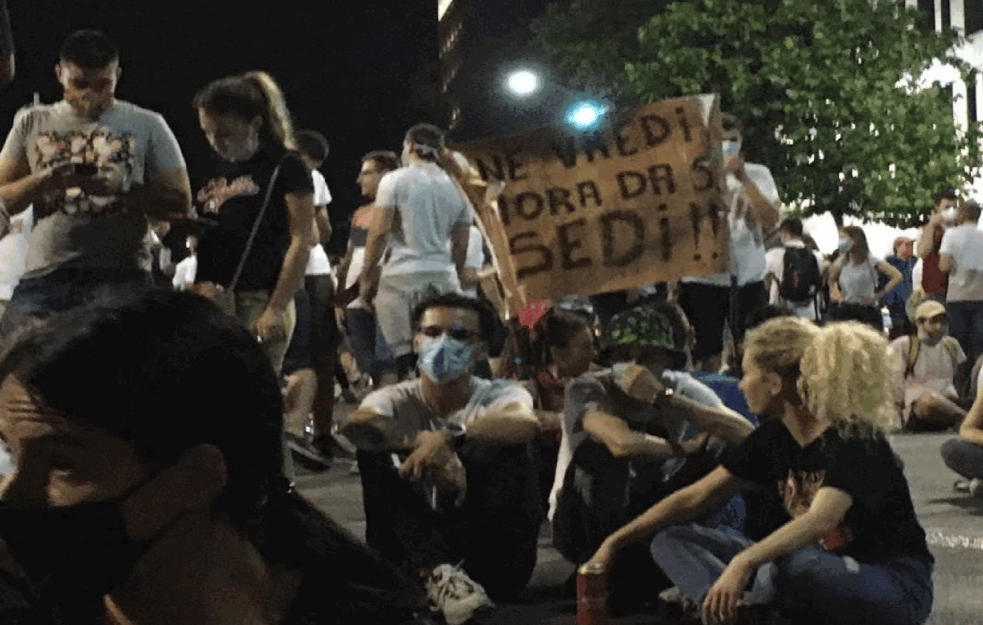 MINORAN INCIDENT: Poletele flaše i baklje, ali su demonstranti oterali grupu provokatora (VIDEO)